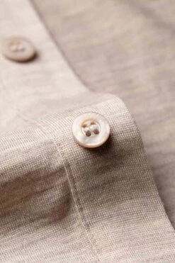 Joe Shirt Button Up Desert Beige 7 Joe Shirt Button Up Desert Beige -Kleding Winkel detail buttonup desertbeige 800x1200