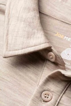 Shirt Polo Long Sleeve Desert Beige -Kleding Winkel detail poloshirt desertbeige 800x1200 1