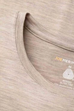 Joe Shirt Round Neck Desert Beige 8 Joe Shirt Round Neck Desert Beige -Kleding Winkel detail roundneck desertbeige 800x1200