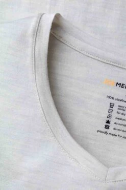 Joe Shirt V-neck Sand White -Kleding Winkel detail vneck sandwhite 800x1200