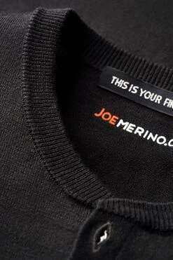 Joe Henley Deep Black -Kleding Winkel henley deep black 55 hals schuin web