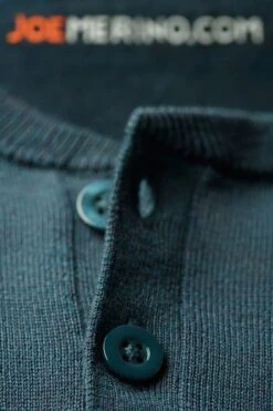 Joe Henley Proud Peacock 11 Joe Henley Proud Peacock -Kleding Winkel henley proud peacock hals voor web