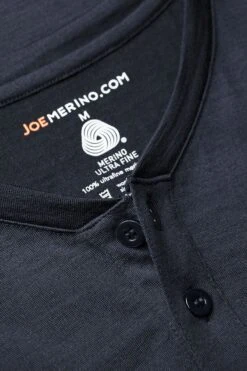 Shirt Henley Short Sleeve Blue Grey 8 Shirt Henley Short Sleeve Blue Grey -Kleding Winkel henley detail bluegrey 800x1200 1