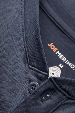 Shirt Henley Long Sleeve Dark Steel -Kleding Winkel henley detail darksteele 800x1200 1