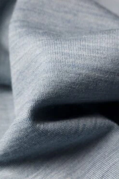 Shirt Henley Short Sleeve Hazy Blue -Kleding Winkel henley detail hazyblue 800x1200.2