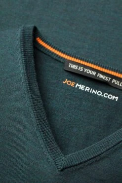 Joe V-neck Extra Long Proud Peacock -Kleding Winkel joe extralong vneck proudpeacock detail