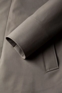 Joe Raincoat Taupe -Kleding Winkel joe raincoat taupe detail arm