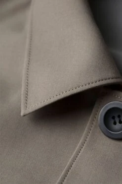 Joe Raincoat Taupe -Kleding Winkel joe raincoat taupe detail collor