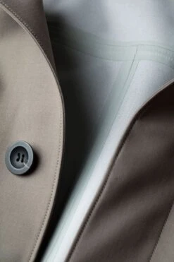 Joe Raincoat Taupe -Kleding Winkel joe raincoat taupe detail seems