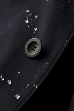 Joe Raincoat Very Dark Navy -Kleding Winkel joe raincoat verydarknavy detail raindrops