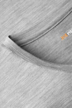 Joe Shirt V-neck Clear Grey 10 Joe Shirt V-neck Clear Grey -Kleding Winkel joe shirt cleargrey vneck detail web 1