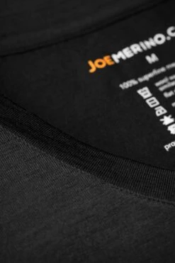 Joe Shirt V-neck Deep Black 10 Joe Shirt V-neck Deep Black -Kleding Winkel joe shirt rond vneck black detail 1