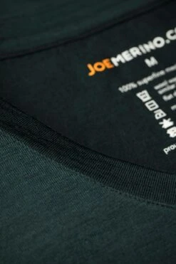 Joe Shirt V-neck Dark Green -Kleding Winkel joe shirt rond vneck darkgreen detail 1