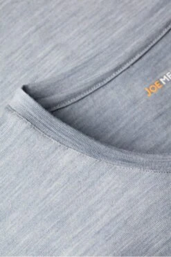 Joe Shirt Round Neck Hazy Blue 9 Joe Shirt Round Neck Hazy Blue -Kleding Winkel joe shirt rond vneck harzyblue detail