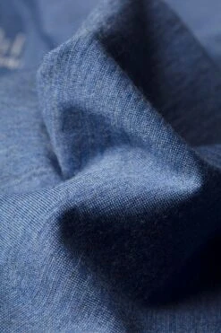 Joe Shirt V-neck Yacht Blue -Kleding Winkel joe shirt stof yachtblue detail 2