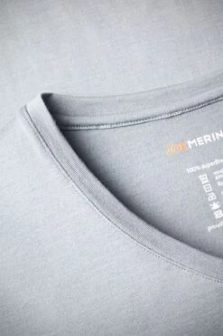 Joe Shirt V-neck Early Sky 9 Joe Shirt V-neck Early Sky -Kleding Winkel joe shirt vneck earlysky detail