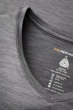 Joe Shirt V-neck Harvard Grey 6 Joe Shirt V-neck Harvard Grey -Kleding Winkel joe shirt vneck harvardgrey detail kraag