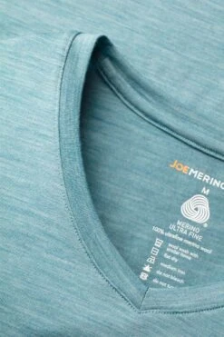 Joe Shirt V-neck Mythos Blue 6 Joe Shirt V-neck Mythos Blue -Kleding Winkel joe shirt vneck mythosblue detail