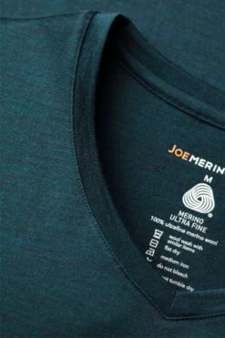 Joe Shirt V-neck Proud Peacock -Kleding Winkel joe shirt vneck proudpeacock detail