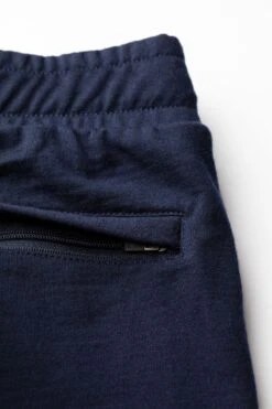 Joe Sweatshorts Extra Long Navy Blue -Kleding Winkel joe sweatshort navyblue detail achter zak 1