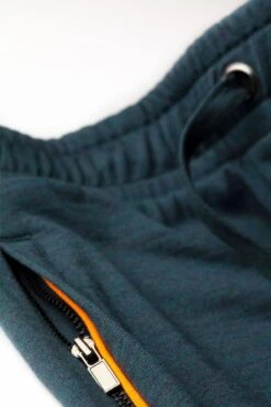 Joe Sweatshorts Extra Long Proud Peacock -Kleding Winkel joe sweatshort proudpeacock detail zak 1