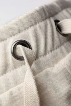 Joe Sweatshorts Extra Long Sand Dune 13 Joe Sweatshorts Extra Long Sand Dune -Kleding Winkel joe sweatshort sand dune detail veter 1 1