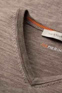 Joe V-neck Extra Long Undyed Cappuccino -Kleding Winkel joe undyed cappuccino vneck detail 1