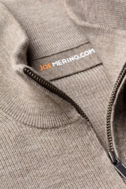 Joe RibZip Undyed Latte 8 Joe RibZip Undyed Latte -Kleding Winkel joe undyed latte ribzip kraag
