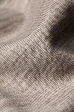 Joe V-neck Extra Long Undyed Latte 8 Joe V-neck Extra Long Undyed Latte -Kleding Winkel joe undyed latte stof detail 1