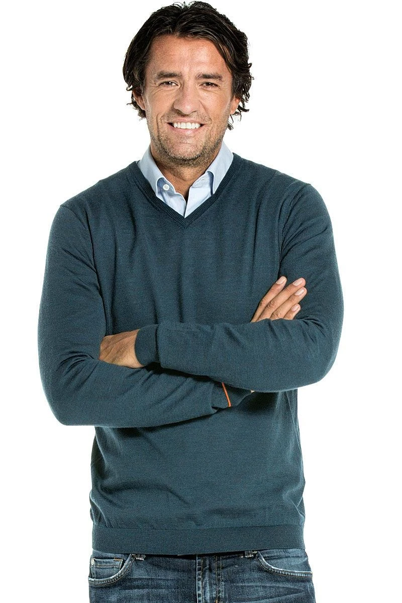 Joe V-neck Proud Peacock 1 Joe V-neck Proud Peacock