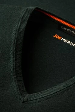 Joe V-Neck Very Dark Green -Kleding Winkel joe v neck verydarkgreen hals