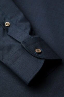 Joe Woven Shirt Extra Long Navy Blue -Kleding Winkel joe wovenshirt darkblue detail arm