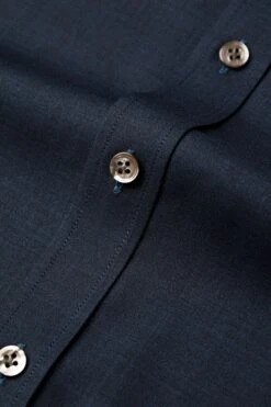 Joe Woven Shirt Navy Blue -Kleding Winkel joe wovenshirt darkblue detail knoop 1