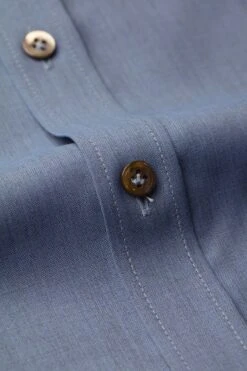 Joe Woven Shirt Light Denim Blue -Kleding Winkel joe wovenshirt lightdenimblue knoop