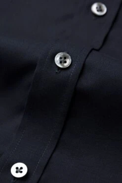 Joe Woven Shirt Extra Long Very Dark Navy 12 Joe Woven Shirt Extra Long Very Dark Navy -Kleding Winkel joe wovenshirt verydarknavy detail02 1