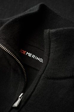 Joe Zip Deep Black -Kleding Winkel joe zip deep black hals