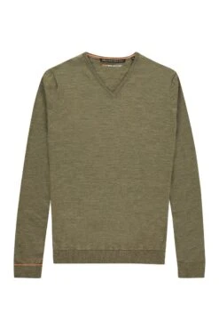 Joe V-Neck Clean Kaki 7 Joe V-Neck Clean Kaki -Kleding Winkel v neck cleankaki detail01