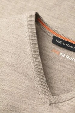 Joe V-Neck Desert Beige 8 Joe V-Neck Desert Beige -Kleding Winkel v neck desertbeige detail02