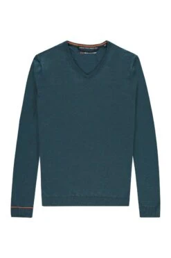 Joe V-neck Proud Peacock 7 Joe V-neck Proud Peacock -Kleding Winkel v neck proudpeacock detail001