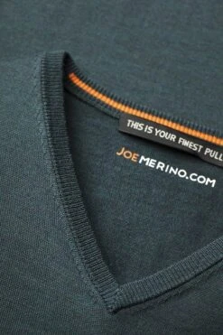 Joe V-neck Proud Peacock 8 Joe V-neck Proud Peacock -Kleding Winkel v neck proudpeacock detail02