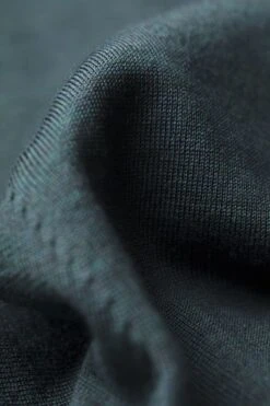 Joe V-neck Proud Peacock 9 Joe V-neck Proud Peacock -Kleding Winkel v neck proudpeacock detail03 2