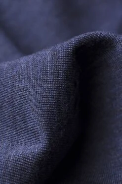 Joe V-neck Summernight Navy 9 Joe V-neck Summernight Navy -Kleding Winkel v neck summernightnavy detail03